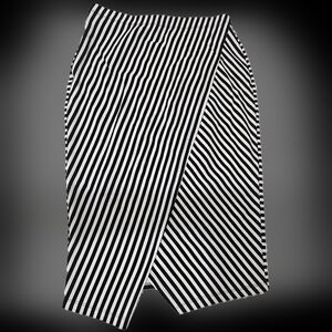 Coin 1804 brand Black and white stripes skirt( stretchy) size S